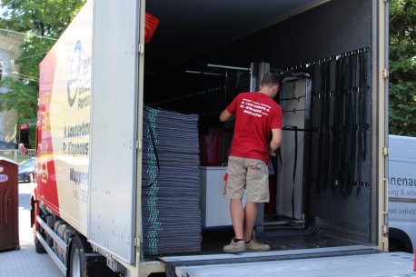Mitarbeiter auf LKW während Firmenumzug