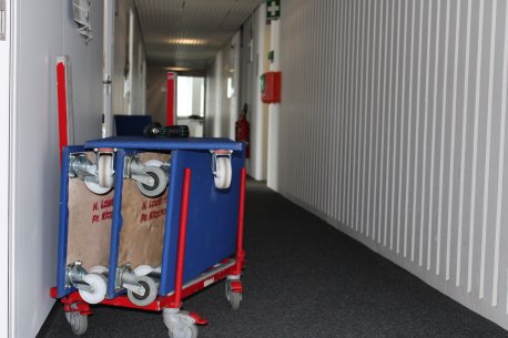Rollwagen im Büroflur